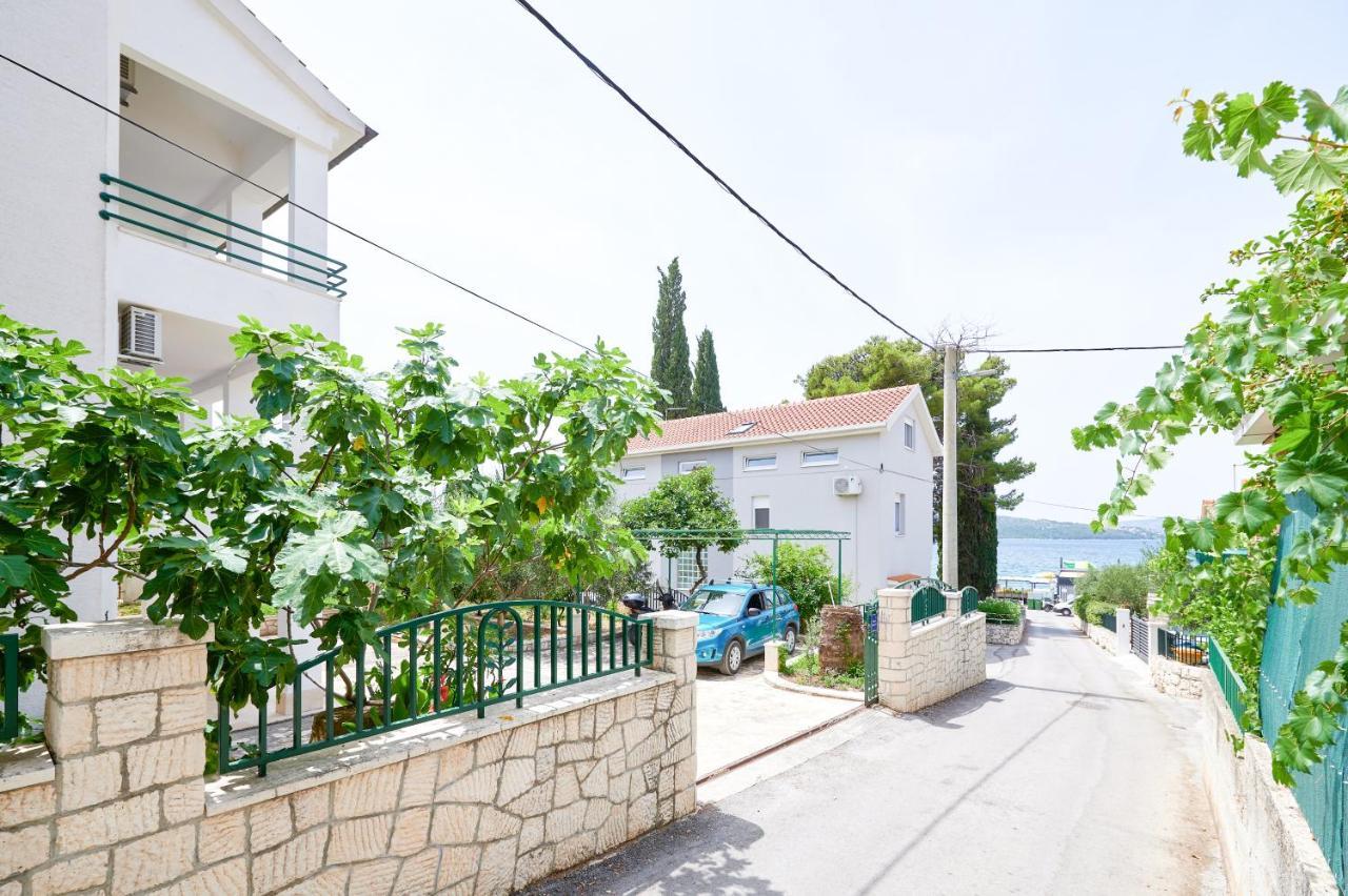 Vila Veljko โอครูกกอร์นญี ภายนอก รูปภาพ